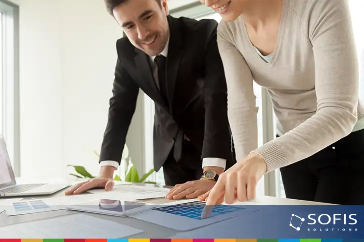 Hombre y mujer revisando archivos de una tablet